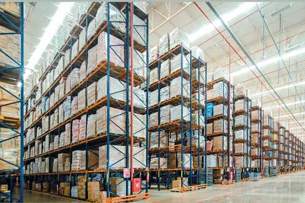 Warehouse storage space optimisation with industrial racks